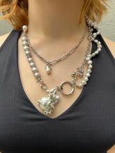 Laden Sie das Bild in den Galerie-Viewer, Xullery Grey Pearl Necklace DNA detailliertes Tragbild von vorne vor grauer Wand  