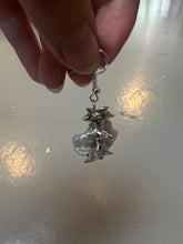 Laden Sie das Bild in den Galerie-Viewer, Produktbild von Xullery Metal Silver Earrings auf grauem Boden.