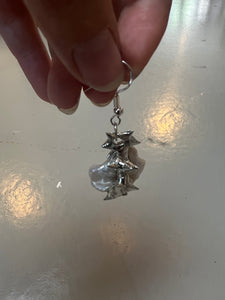 Produktbild von Xullery Metal Silver Earrings auf grauem Boden.