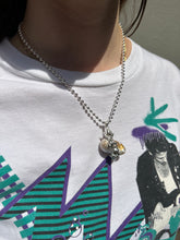 Laden Sie das Bild in den Galerie-Viewer, Tragebild von Xullery Dragon Egg 2 Necklace vor einem grauen Hintergrund.