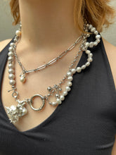 Laden Sie das Bild in den Galerie-Viewer, Xullery Grey Pearl Necklace DNA