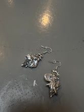 Laden Sie das Bild in den Galerie-Viewer, Produktbild von Xullery Metal Silver Earrings auf grauem Boden.