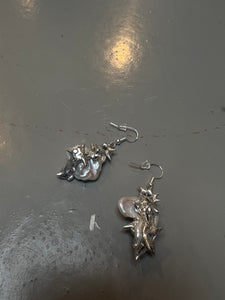 Produktbild von Xullery Metal Silver Earrings auf grauem Boden.