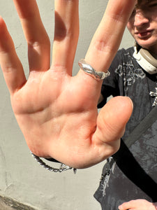 Ringsbyclausen Ring „Handgeformt“ Tragebild vom Zeigefinger vor Grauer Wand