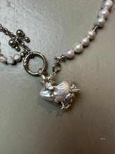 Laden Sie das Bild in den Galerie-Viewer, Xullery Grey Pearl Necklace DNA detailliertes Produktbild auf grauem Boden