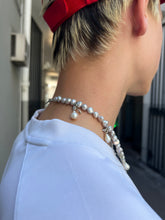 Laden Sie das Bild in den Galerie-Viewer, Tragebild von Hinten von Xullery Grey Pearl Necklace vor einem grauen Hintergrund