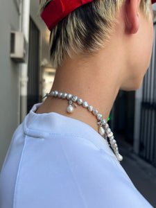 Tragebild von Hinten von Xullery Grey Pearl Necklace vor einem grauen Hintergrund