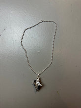Laden Sie das Bild in den Galerie-Viewer, Produktbild von Xullery Hematite Necklace vor einem grauen Hintergrund.