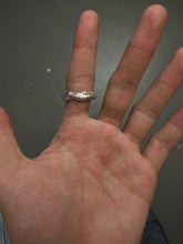 Laden Sie das Bild in den Galerie-Viewer, Ringsbyclausen Ring „Handgeformt“ Tragebild vom Zeigefinger vor grauem Boden