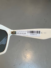 Laden Sie das Bild in den Galerie-Viewer, Produktbild von einer Bottega Veneta Sonnenbrille mit beigen Gehäuse vor einem grauen Hintergrund. 