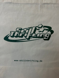 Detailliertes Produktbild von Still Thrifting Jute Bag auf grauem Boden.