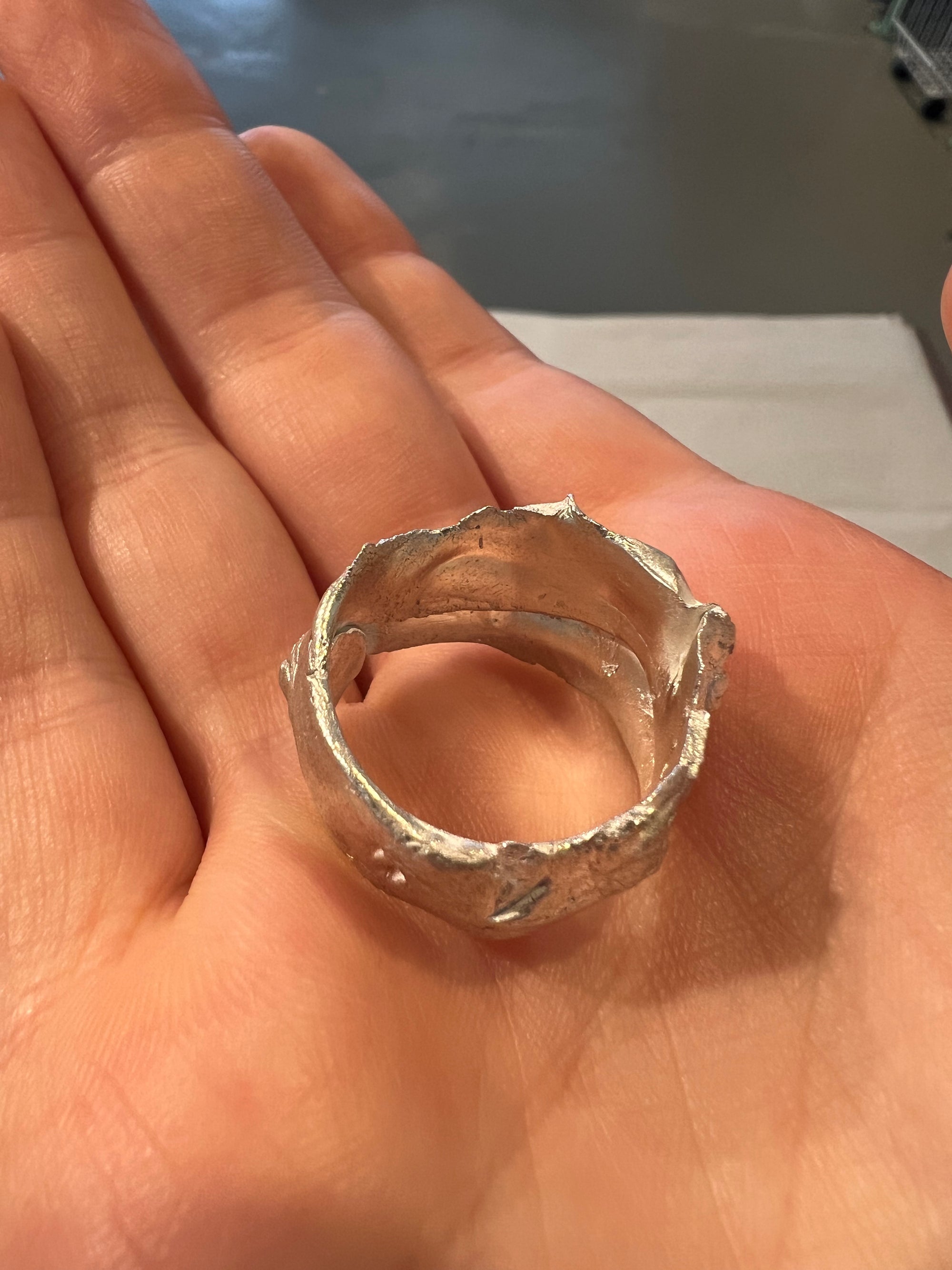 Produktbild von oben von Ringsbyclausen Ring tattered von Der seite In der Hand 
