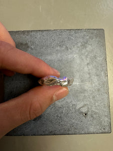 Ringsbyclausen Ring „Handgeformt“ seitliches Produktbild vor Beton Boden 