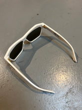 Laden Sie das Bild in den Galerie-Viewer, Produktbild von einer Bottega Veneta Sonnenbrille mit beigen Gehäuse vor einem grauen Hintergrund. 