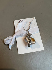 Produktbild von Xullery Dragon Egg 2 Necklace vor einem grauen Hintergrund.
