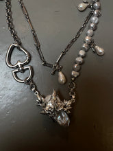 Laden Sie das Bild in den Galerie-Viewer, Produktbild von vorne von Xullery Grey Pearl Necklace vor einem grauen Hintergrund