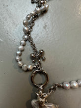 Laden Sie das Bild in den Galerie-Viewer, Xullery Grey Pearl Necklace DNA