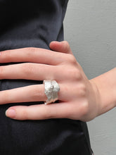 Laden Sie das Bild in den Galerie-Viewer, Tragebild von Ringsbyclausen Ring tattered silber