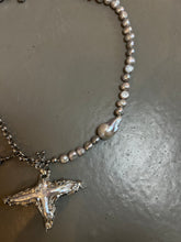 Laden Sie das Bild in den Galerie-Viewer, Detailliertes Produktbild von Xullery Cross Grey Pearl Necklace auf grauem Boden.