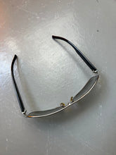 Laden Sie das Bild in den Galerie-Viewer, Produktbild von Dolce&amp;Gabbana Sonnenbrillle mit schwarzem Bügel und 2000er Stil auf grauem Boden.