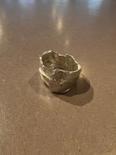 Laden Sie das Bild in den Galerie-Viewer, Produktbild von oben von Ringsbyclausen Ring tattered Von der seite