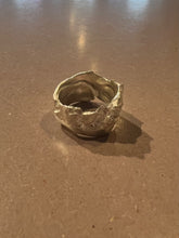 Laden Sie das Bild in den Galerie-Viewer, Produktbild von oben von Ringsbyclausen Ring tattered von Der seite