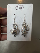 Laden Sie das Bild in den Galerie-Viewer, Produktbild von Xullery Metal Silver Earrings auf grauem Boden.