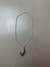 Laden Sie das Bild in den Galerie-Viewer, Produktbild von Xullery Hematite Necklace vor einem grauen Hintergrund.