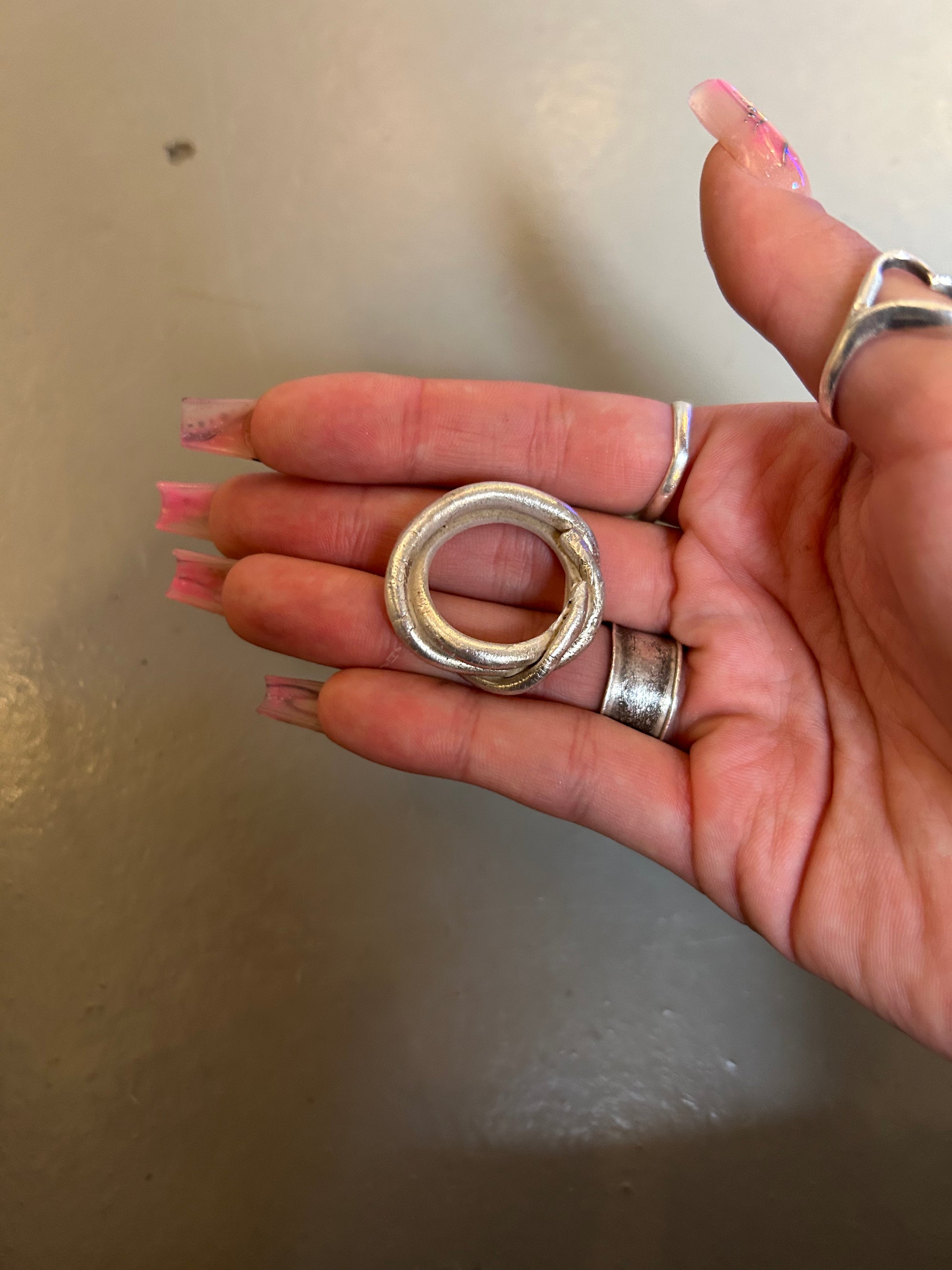 Produktbild von ringsbyclausen ring „Twisted“ auf grauem boden 