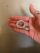Laden Sie das Bild in den Galerie-Viewer, Produktbild von ringsbyclausen ring „Twisted“ auf grauem boden 