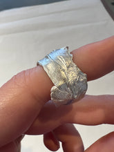 Laden Sie das Bild in den Galerie-Viewer, Detailliertes tragebild von Ringsbyclausen Ring tettered Silber 