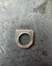 Laden Sie das Bild in den Galerie-Viewer, Detailliertes Produktbild Ringsbyclausen Ring flat auf Boden 