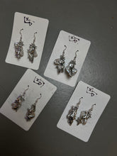 Laden Sie das Bild in den Galerie-Viewer, Produktbild von Xullery Metal Silver Earrings auf grauem Boden.