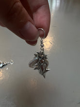Laden Sie das Bild in den Galerie-Viewer, Produktbild von Xullery Metal Silver Earrings auf grauem Boden.