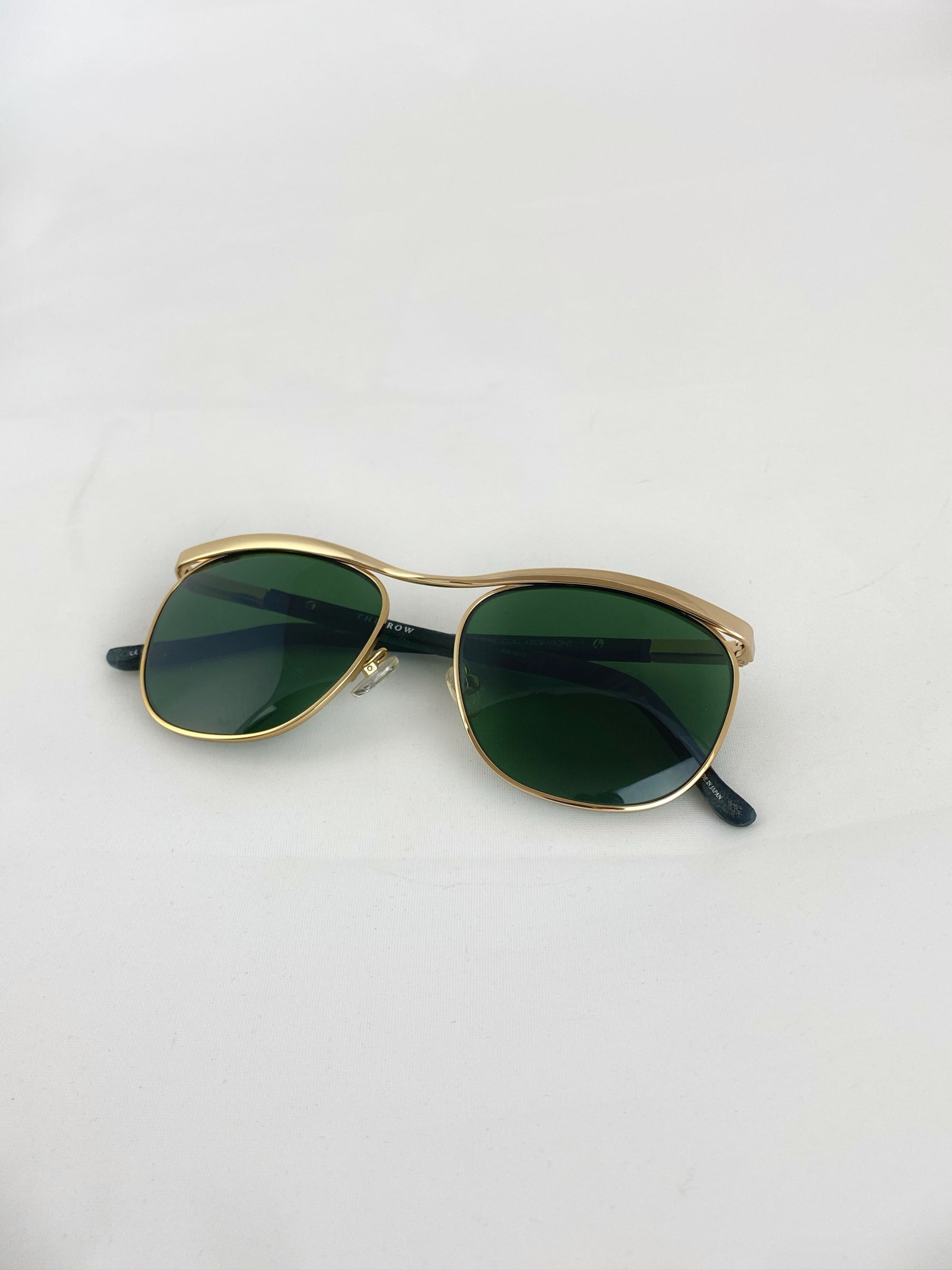 Produktbild der Linda Farrow Sunglasses The Row green/gold 5419-145 von oben vor weißem Hintergrund.