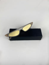 Laden Sie das Bild in den Galerie-Viewer, Produktbild der Andy Wole Sunglasses Florence Ash vor weißem Hintergrund.