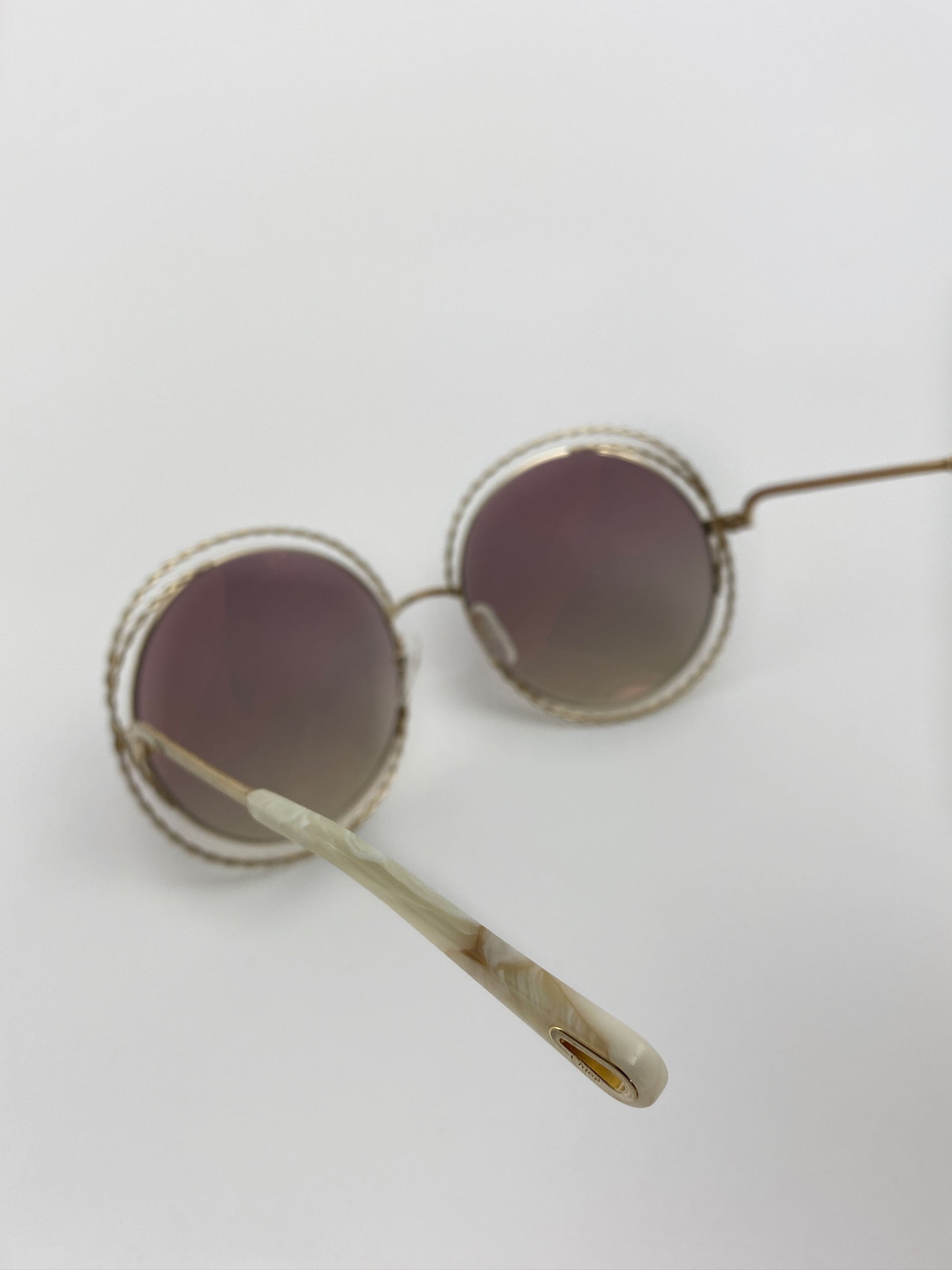 Produktbild der Chloé Sunglasses Nickel gold chains CE114ST 810vom Brillenbügel vor weißem Hintergrund.