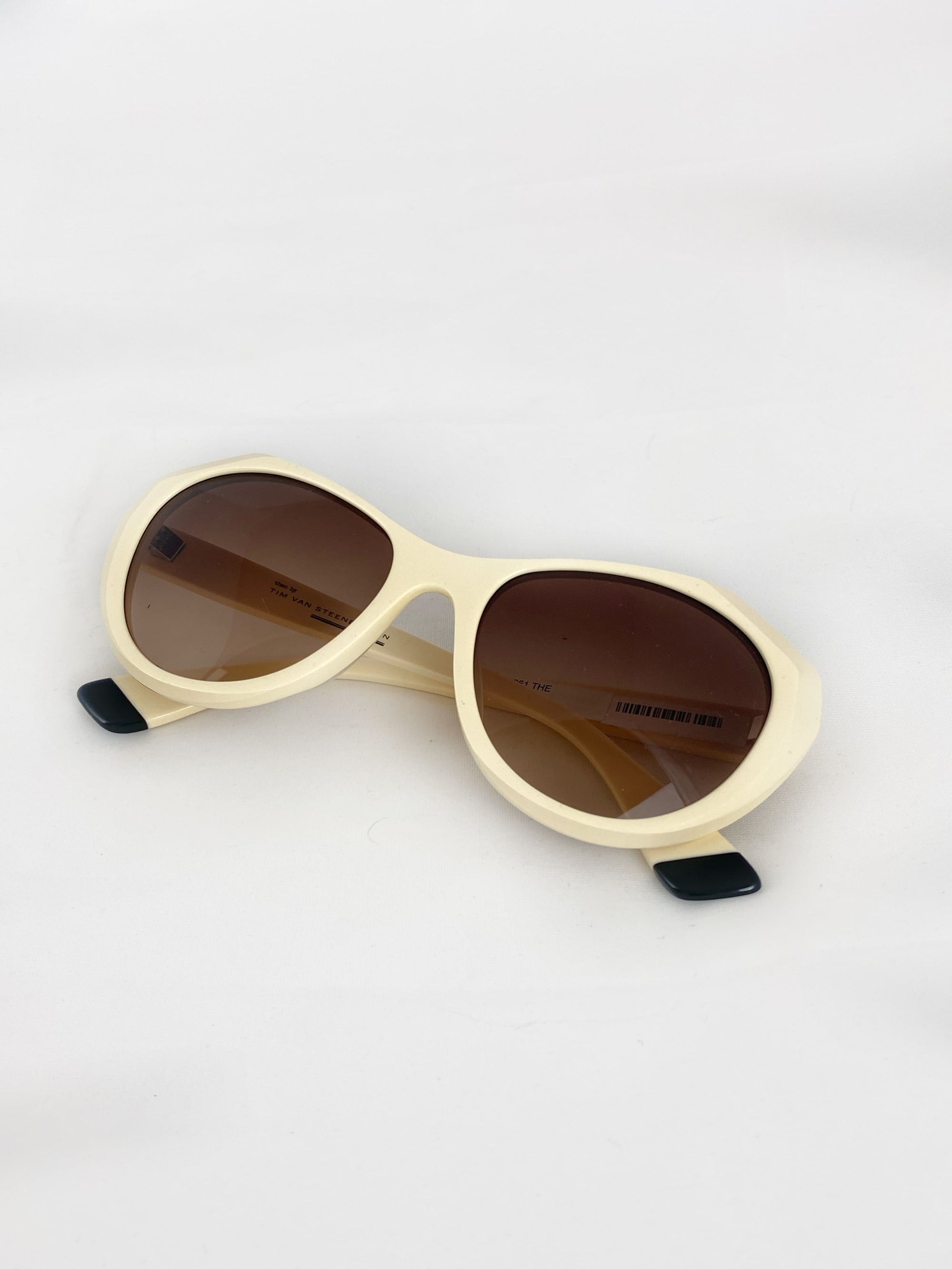 Produktbild der Theo by Tim Van Steenbergen Sunglasses Creme von oben vor weißem Hintergrund.