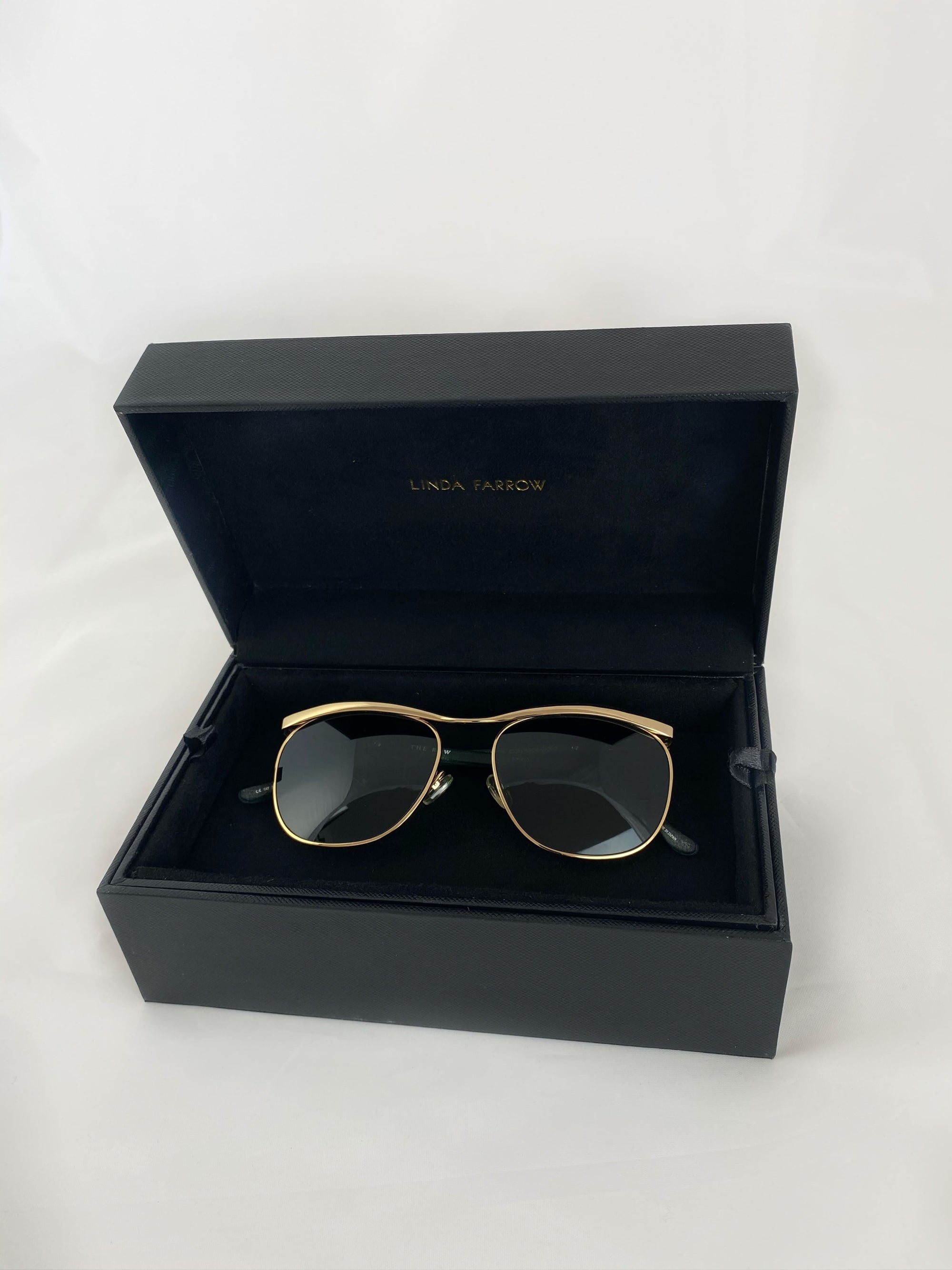 Produktbild der Linda Farrow Sunglasses The Row green/gold 5419-145 vor grauem Hintergrund.