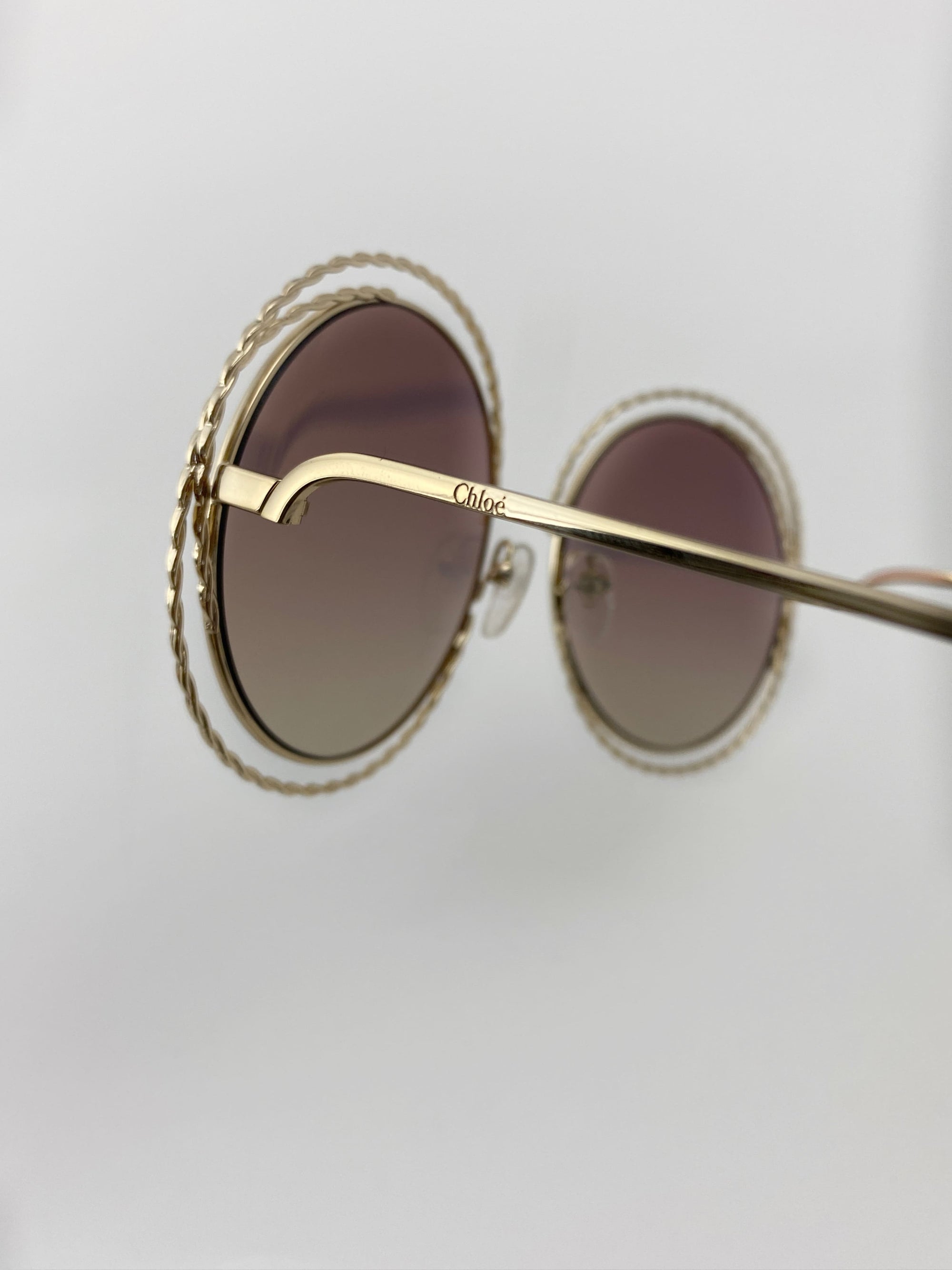 Produktbild der Chloé Sunglasses Nickel gold chains CE114ST 810 von Bügel von der Seite.
