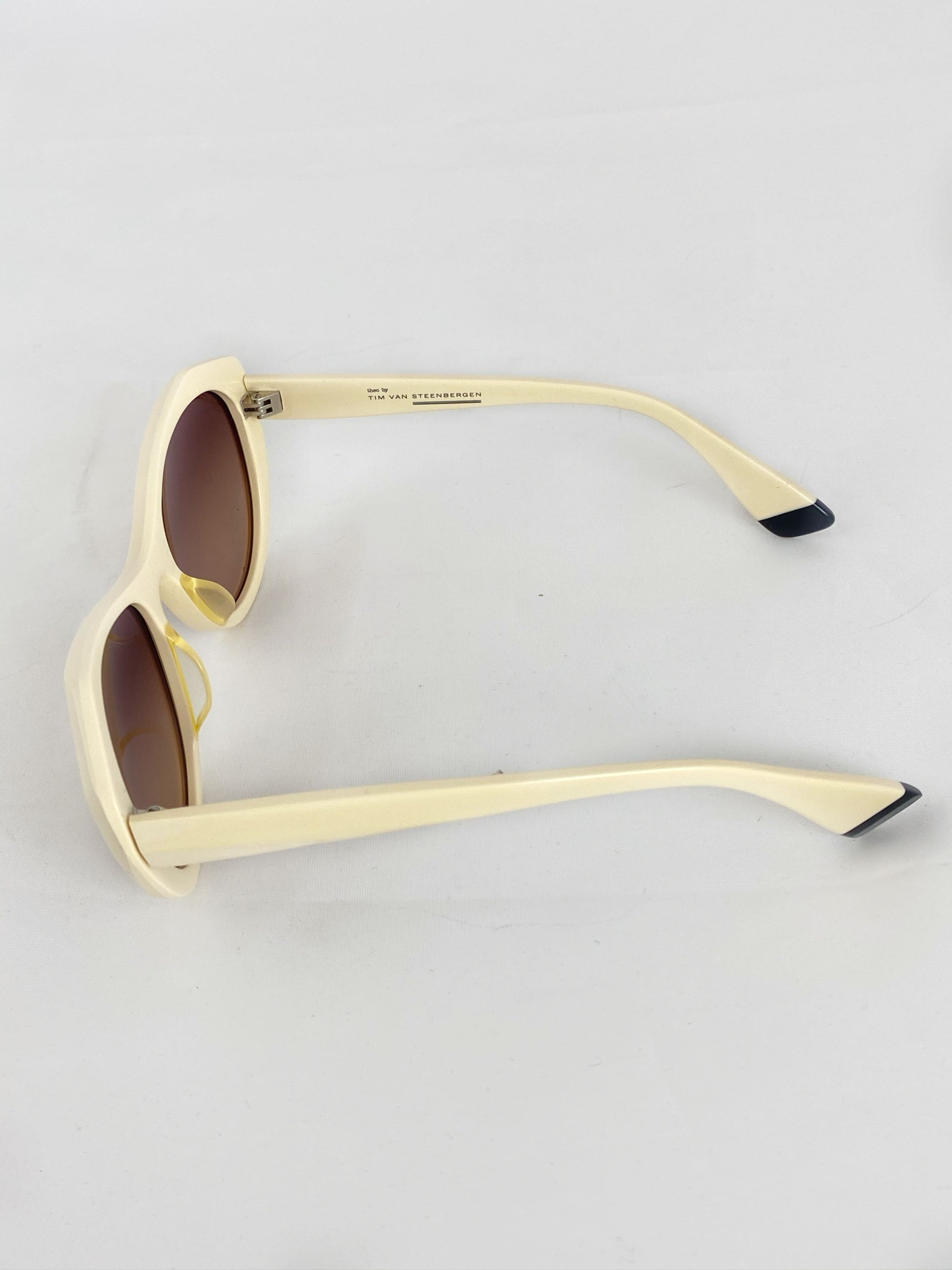 Produktbild der Theo by Tim Van Steenbergen Sunglasses creme des Bügels von der Seite vor weißem Hintergrund.