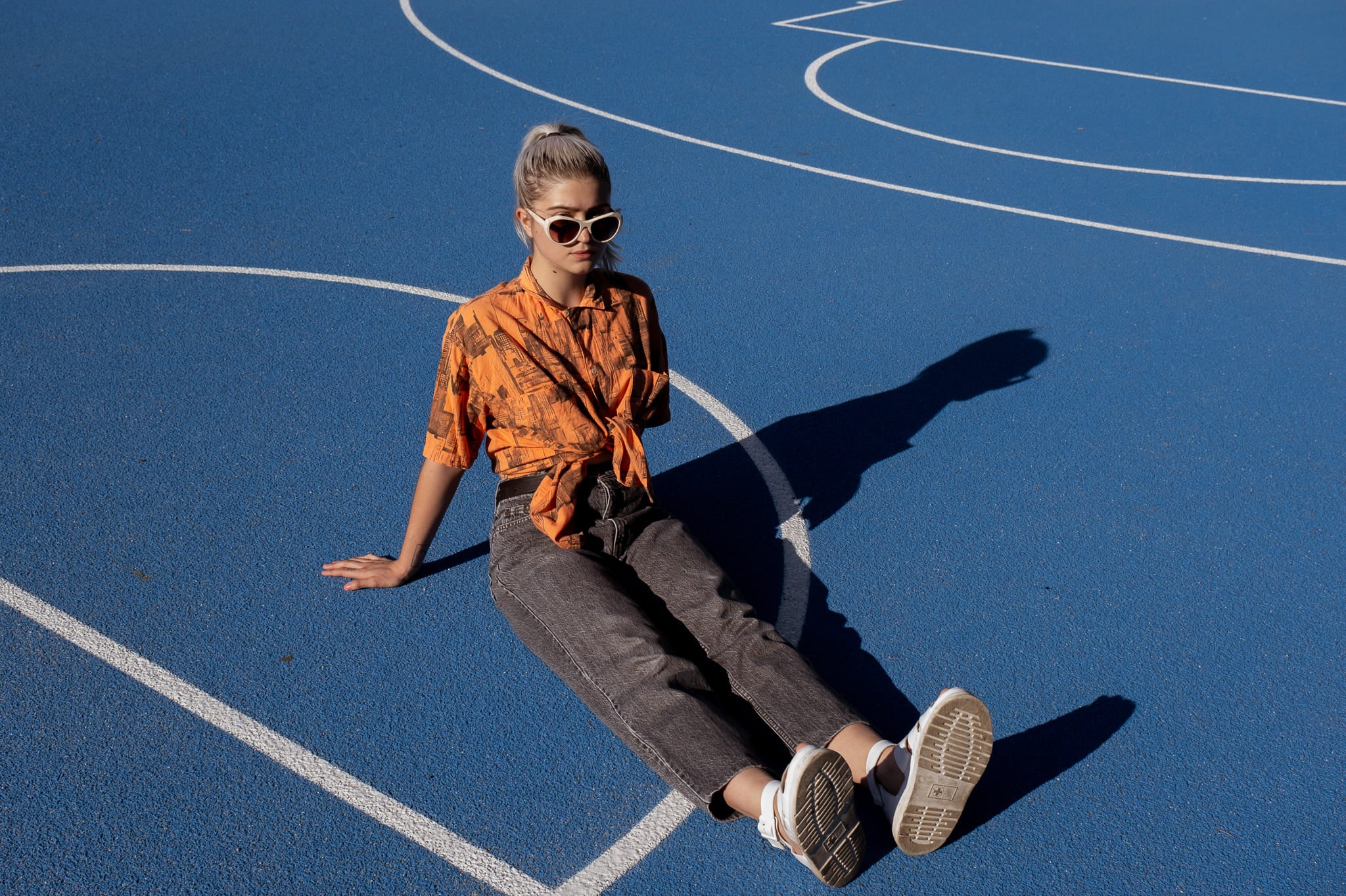 Weibliches Model mit Theo by Tim Van Steenbergen Sunglasses in creme.