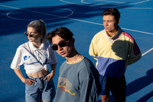 Laden Sie das Bild in den Galerie-Viewer, Weibliches Model mit Vintage Look Sonnenbrille mit Brillenkette.
