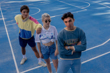 Laden Sie das Bild in den Galerie-Viewer, Weibliches Model mit Vintage Look Sonnenbrille.