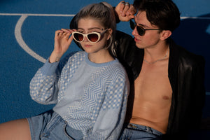 Weibliches Model mit Theo by Tim Van Steenbergen Sunglasses in creme und männliches Model oben ohne.