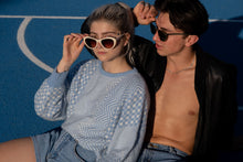 Laden Sie das Bild in den Galerie-Viewer, Männliches Model mit Linda Farrow Sunglasses.