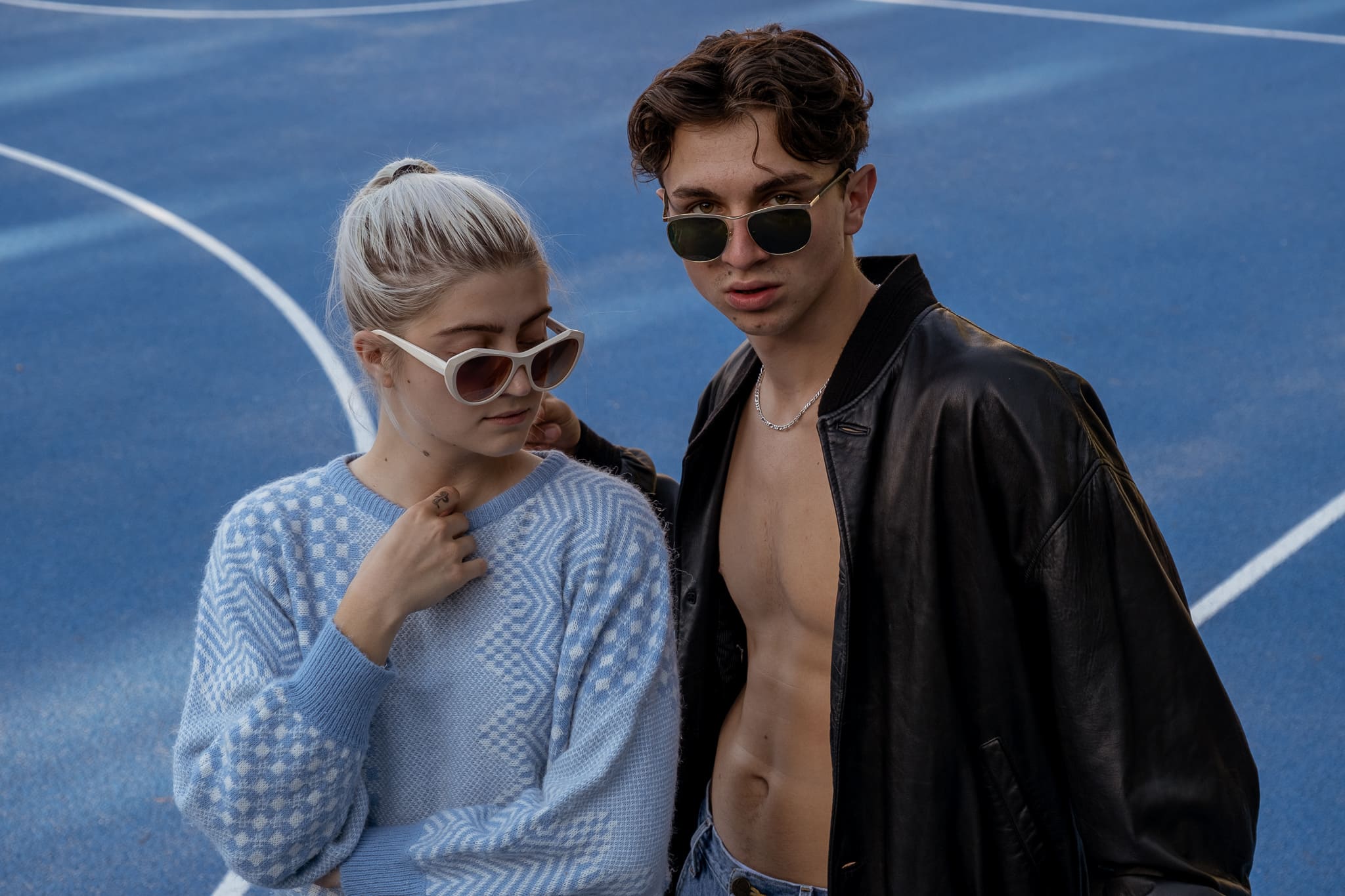 Männliches Model mit Linda Farrow Sunglasses.