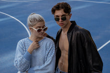 Laden Sie das Bild in den Galerie-Viewer, Männliches Model mit Linda Farrow Sunglasses.