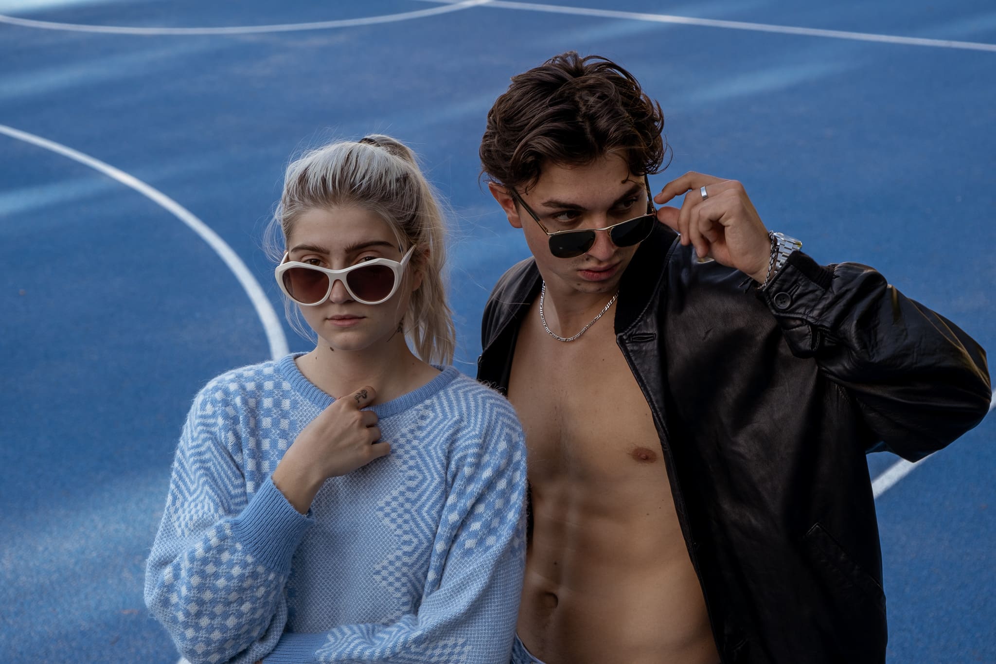 Männliches Model mit Linda Farrow Sunglasses.