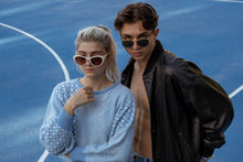 Laden Sie das Bild in den Galerie-Viewer, Männliches Model mit Linda Farrow Sunglasses.